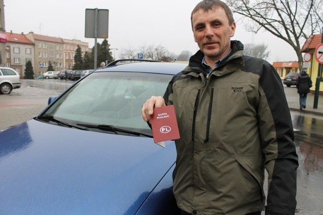 - Dlaczego jedni kierowcy dostają zwrot, a inni nie, skoro wszyscy zapłacili zawyżoną opłatę za karty pojazdu? - pyta Leon Glomb, który dostał ze starostwa powiatowego w Oleśnie decyzję odmowną.