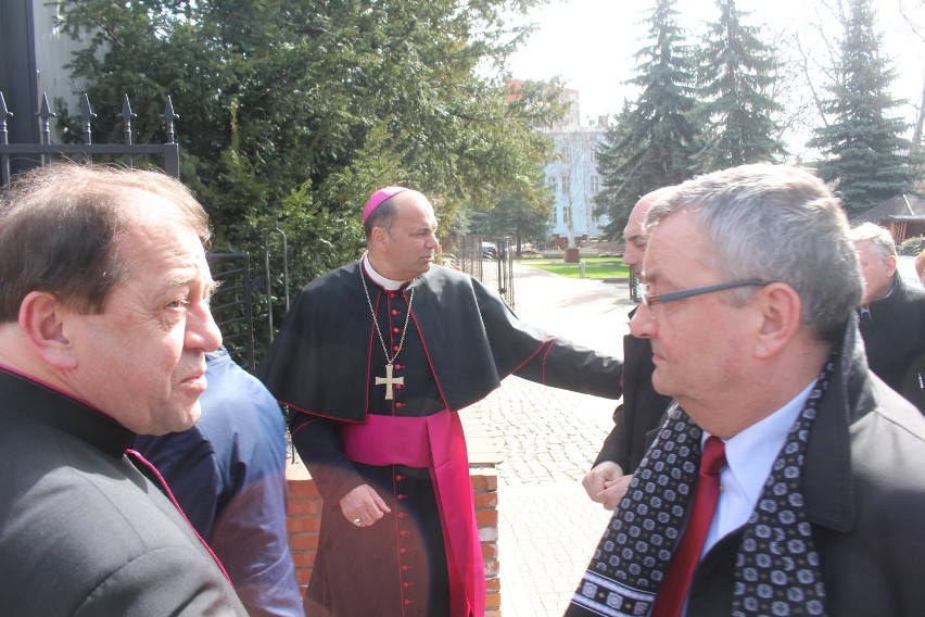 Tablicę pamiątkową ku czci ofiar katastrofy smoleńskiej...