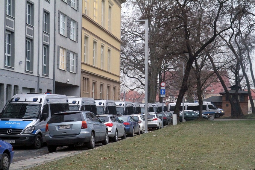 Wrocław: Kilkadziesiąt radiowozów. Tak policja pilnowała demonstracji z Piniorem na czele