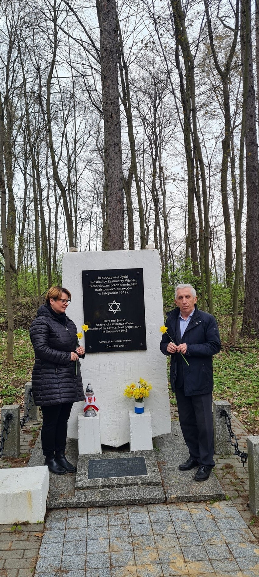 Żonkile i znicz w miejscu kaźni zamordowanych przez Niemców Żydów z Kazimierzy Wielkiej. Chwila zadumy przed obeliskiem w Słonowicach
