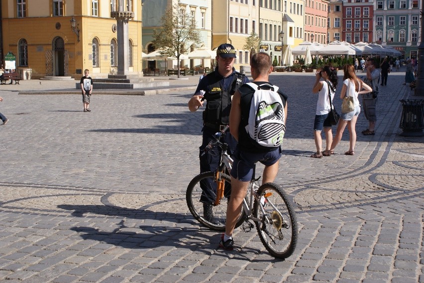 Wrocław: Strażnicy miejscy upominają rowerzystów w Rynku (ZDJĘCIA)