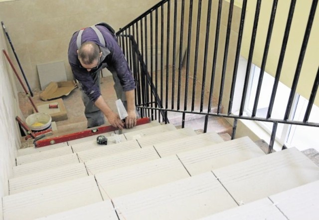 W białostockim Zespole Szkół nr 2 już trwają prace przy układaniu terakoty na schodach. Inne szkoły w mieście też wykorzystują ferie zimowe na niezbędne remonty.