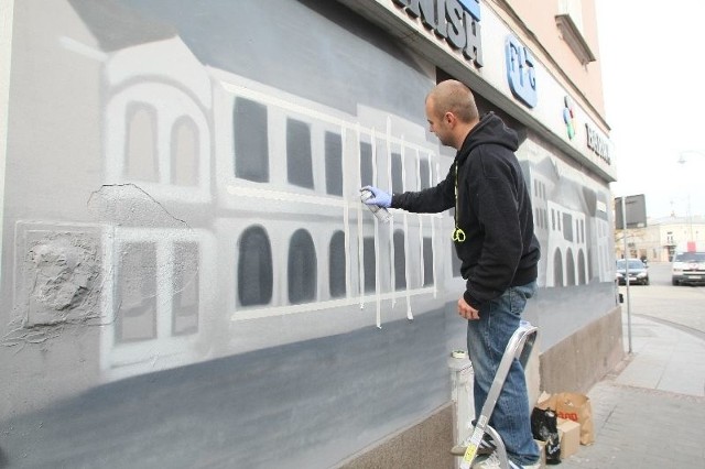 Tomasz KiekTomasz Kiek, który od tygodnia malował mural jest załamany decyzją konserwatora zabytków. Może się okazać, że budynek znów zostanie pomalowany na szaro.