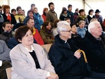 Alicja Perzanowska liczy na zmianę decyzji starosty. Obok ks. kardynał Franciszek Macharski, który był częstym gościem na "Farmie życia". Fot. Ewa Tyrpa