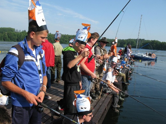 W sobotę nad jeziorem Jeleń w Bytowie ustanowiono rekord Polski w jednoczesnym wędkowaniu. Łowiło 476 osób.