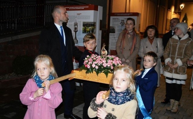 Najmłodsi członkowie rodzin Nowakowskich i Staszewskich wnoszą relikwie błogosławionej rodziny Ulmów do skarżyskiej bazyliki.
