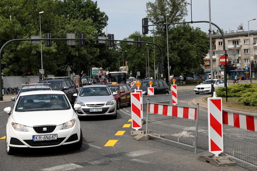 Kraków. Rozpoczęła się wymiana szyn na rondzie Matecznego