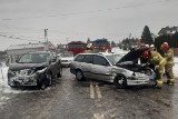 Śnieżyce w Tarnowie i regionie. Wypadek w Ilkowicach, przewrócone drzewa na drogach, ciężarówka w rowie na Powiślu [ZDJĘCIA]