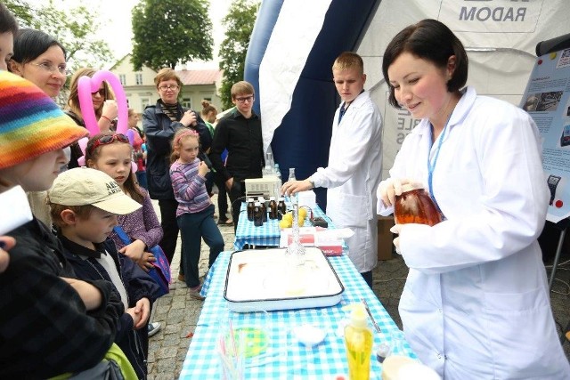 Anita Bednarska z Instytutu Technologii i Eksploatacji zaprezentowała jak powstaje szalona piana.