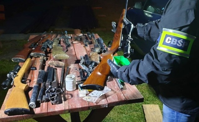 Zmasowana akcja policji przeciwko handlarzom bronią.