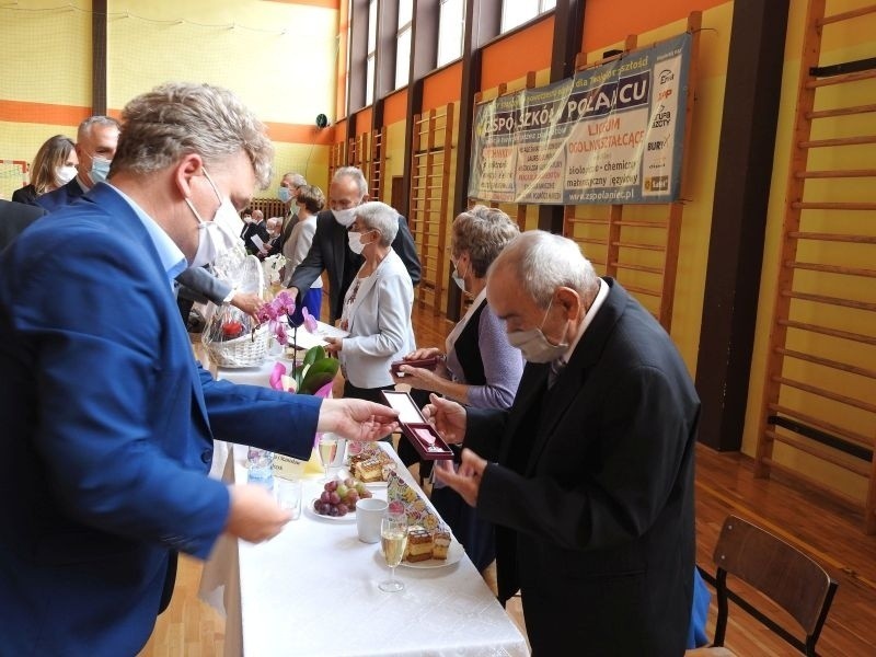 Burmistrz Połańca, Jacek Tarnowski wręczał jubilatom medale...