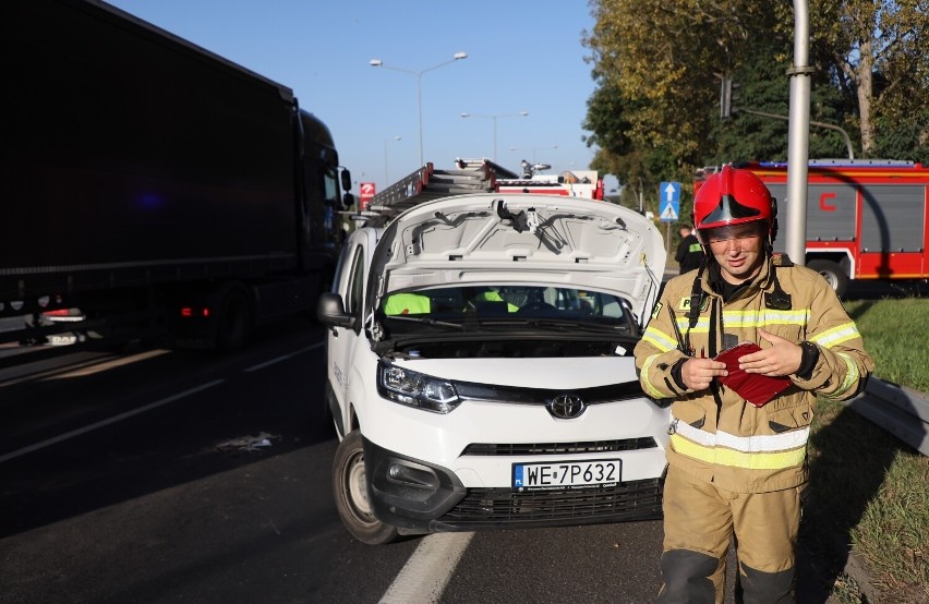 Wypadek busa z imigrantami w Piotrkowie. Kierowca i pasażerowie po wypadku uciekli do lasu