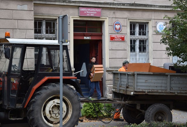 W środę funkcjonariusze przewozili swoje sprzęty. Do nowej siedziby została przeniesiona już dyżurka. Dlaczego warto nosić odblaski? Mówi Sławek Piotrowski.