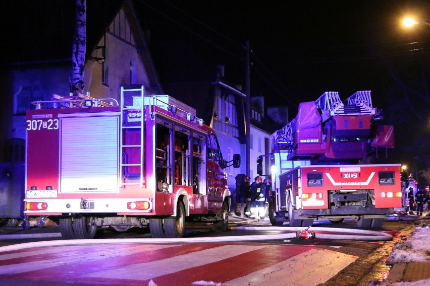 Wrocław: Duży nocny pożar kamienicy w Leśnicy [ZDJĘCIA]