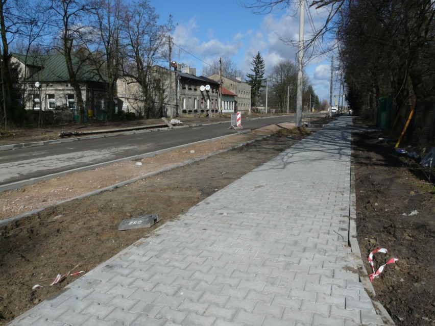 Rowerzyści z Pabianic zadowlonei z powstającej przy ul. Warszawskiej drogi rowerowej