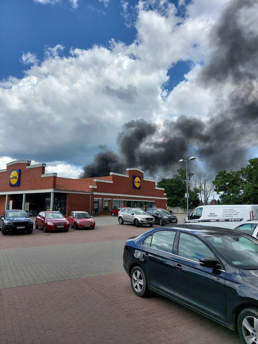 Pożar samochodu w Gdańsku Wrzeszczu 19.07.2021. Na miejscu straż pożarna. Zdjęcia