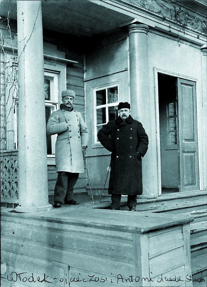 Włodzimierz Stulgiński (po lewej) z ojcem Antonim na ganku...