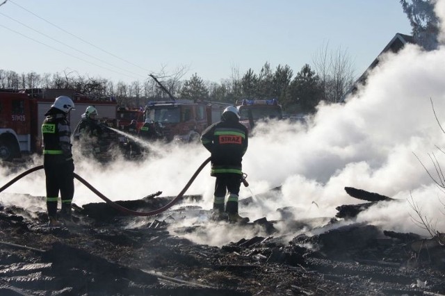 Strażacy ostrzegają, że z wypalaniem traw wiążą się poważne zagrożenie dla zdrowia i życia ludzi wynikające z szybkiego rozprzestrzeniania się pożaru, który często przenosi się na zabudowania mieszkalne, gospodarcze oraz lasy.