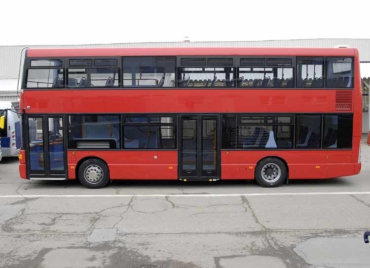 Coraz wiecej dwupokladowych autobusów na Wyspach to pojazdy...