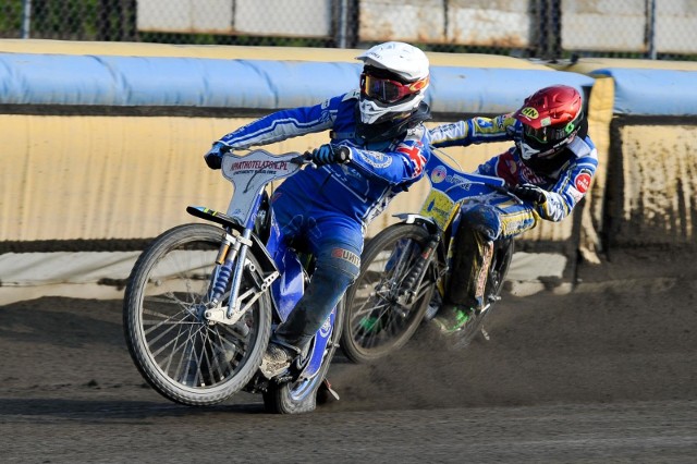 Nick Morris (na zdj. w kasku białym) był jednym z lepszych zawodników Swindon Robins w poniedziałkowym meczu w Wolverhampton