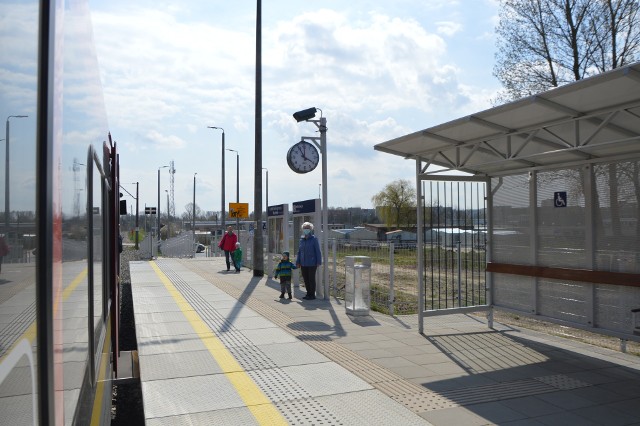 Przystanek kolejowy Radogoszcz Wschód jest oddalony od osiedla i od komunikacji miejskiej. To drugie ma się zmienić.