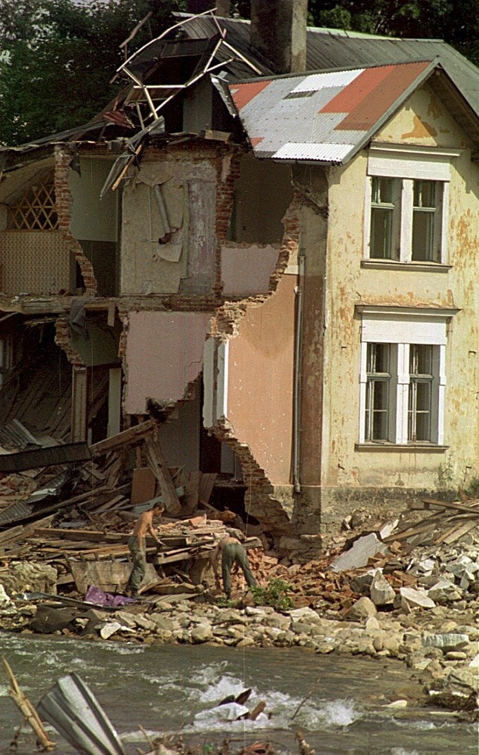 29 lipca 1997. Woda zniszczyła domy w Stroniu Śląskim przy...