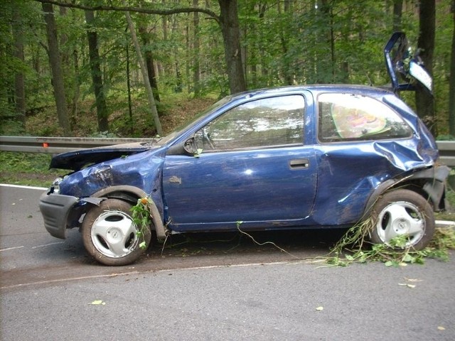 Opel Corsa wpadł do lasu i był bardzo zniszczony.