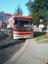 Kierowcy autobusów MPK w Rzeszowie blokują ulicę i chodnik