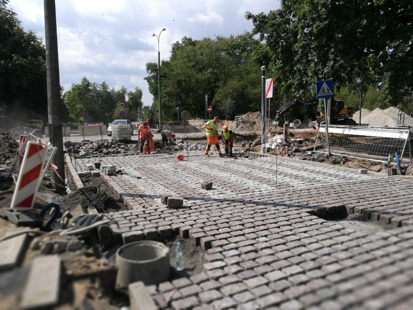 Budowa węzła przesiadkowego. Drogowcy na Wałach gen. Sikorskiego i ulicy Chopina