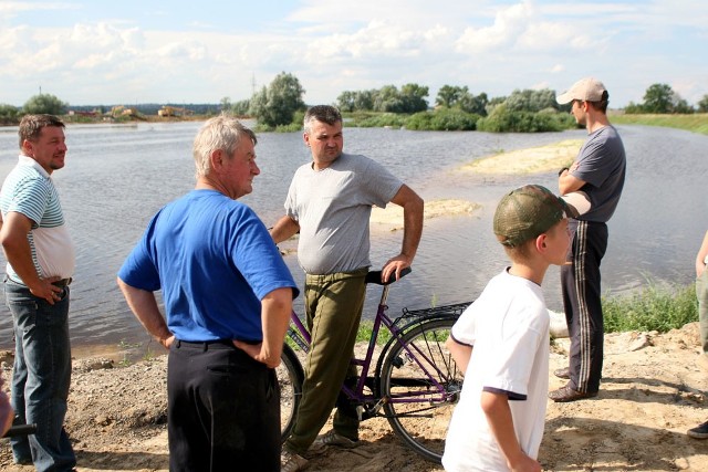 Trześń. Powodzianie najbardziej obawiają się cofki wody z Wisły do Trześniówki. Na szczęście wody nie ma aż tyle, ile półtora miesiąca temu.