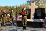 Pomnik Żołnierzy Niezłomnych w Zwoleniu został odsłonięty. Uroczystość patriotyczna na zwoleńskim cmentarzu zgromadziła wielu mieszkańców