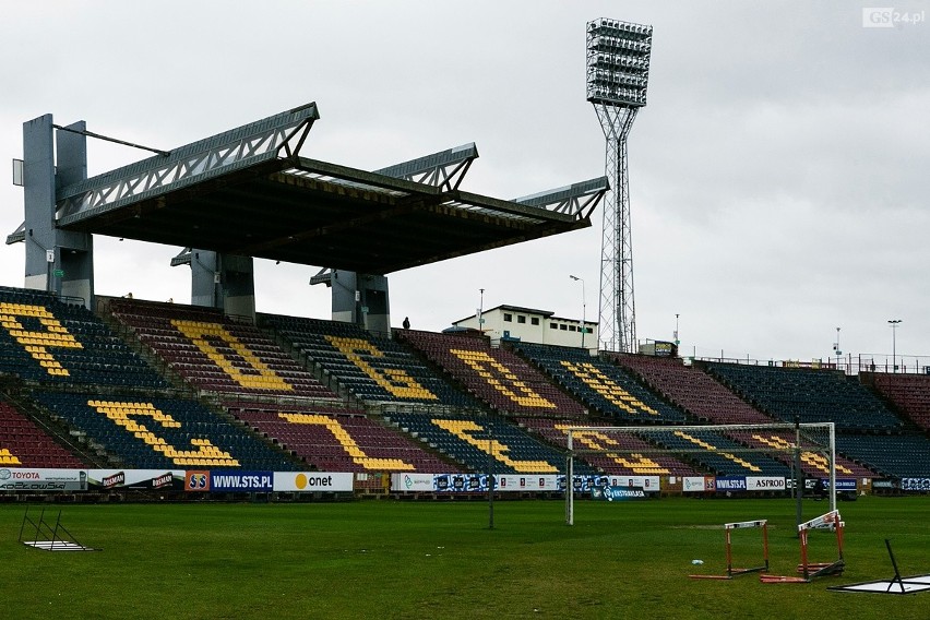 Ogromne maszyny wjechały na stadion miejski przy ul. Twardowskiego