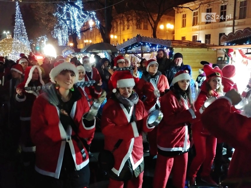 Jarmark Bożonarodzeniowy w Szczecinie 2019. Barwna parada Mikołajów [ZDJĘCIA, WIDEO]