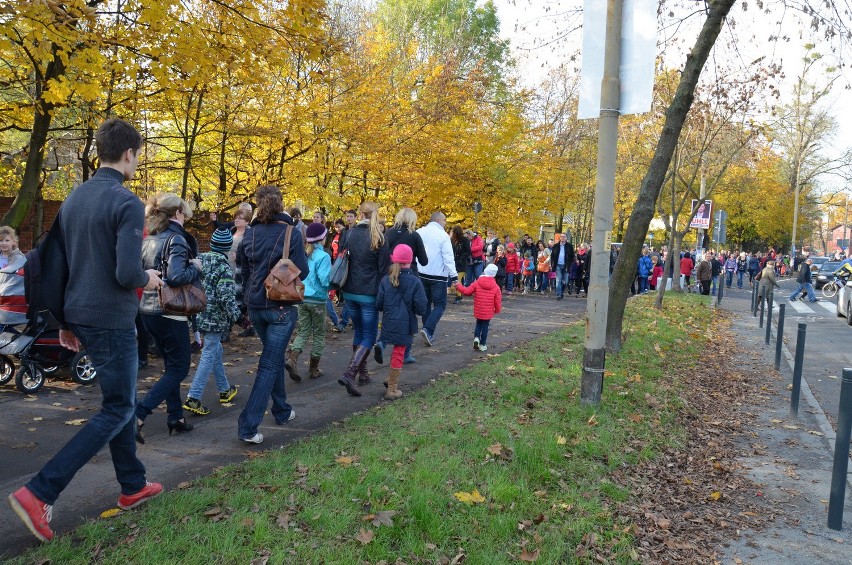 Afrykarium zakorkowało Wrocław. Kierowcy stali już przed pl. Społecznym. Tłumy pod kasami (ZDJĘCIA)