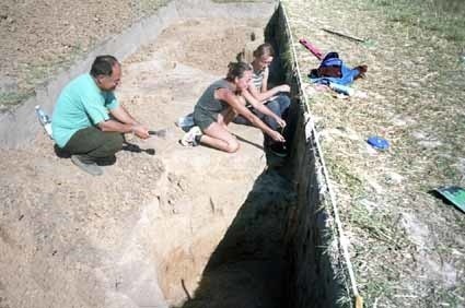 Prace wykopaliskowe, pod kierownictwem prof. dr hab. Sylwestra Czopka, prowadzą Barbara Świątkowska i Marzena Nowak, studentki Wydziału Archeologii Uniwersytetu Rzeszowskiego.