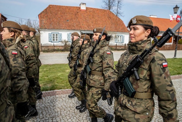 Słowa roty przysięgi wojskowej wypowiedziało w sobotę 75 ochotników. Najmłodszy z kandydatów ma 18 lat, najstarszy 47 lat. Wśród przysięgających jest 17 kobiet.