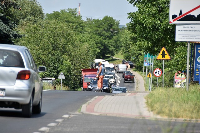 Duże kłopoty kierowców na ul. Tuchowskiej przy wjeździe do miasta od południa. Drogowcy łatają ulicę