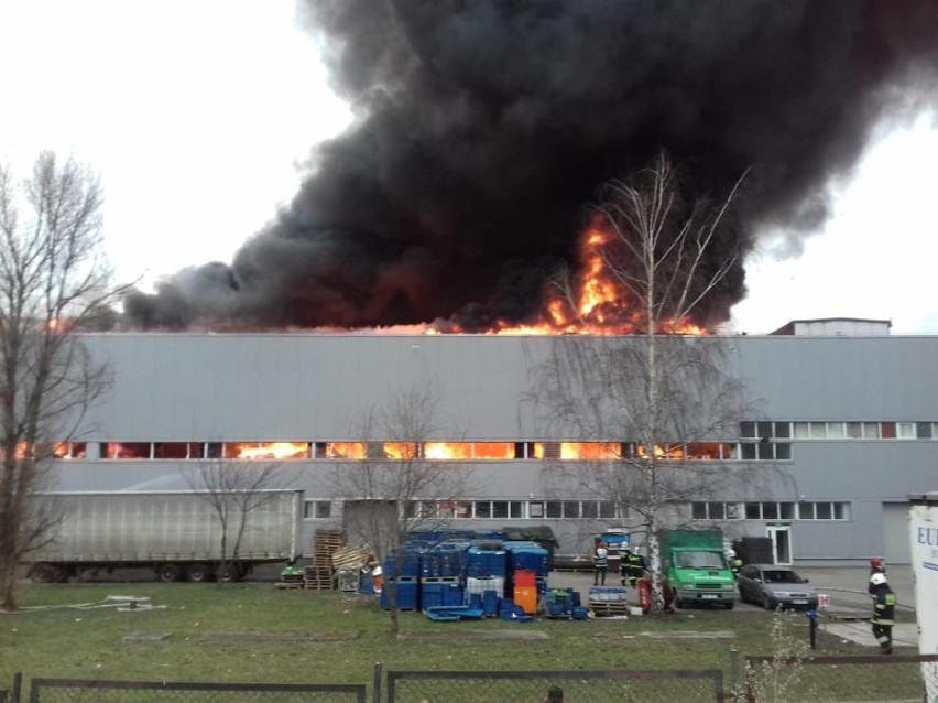 Groźny pożar w strefie ekonomicznej