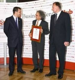 Prezes Targów Kielce Andrzej Mochoń odbiera nagrodę z rąk szefa MSZ Radosława Sikorskiego oraz Marka Goliszewskieg, prezesa Business Centre Club.