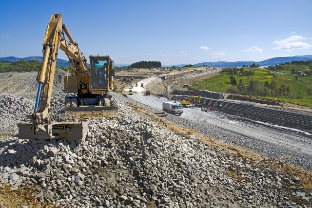 W Ministerstwie Infrastruktury powstał program budowy w Polsce 100 obwodnic na lata 2020-2030. Jego główne założenia to poprawa bezpieczeństwa na drogach, wyprowadzenie ruchu z zatłoczonych miast, czystsze powietrze, mniejszy hałas i poprawa przepustowości sieci drogowej. ​Fot. GDDKiA