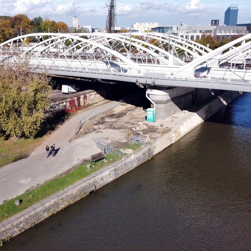 Kraków. Sprzątają bulwary wiślane po zbudowaniu mostu