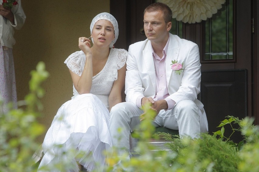 „Miłość nad rozlewiskiem". Tak wyglądał pierwszy, serialowy ślub Antoniego Królikowskiego! Przypominamy wesele Marysi i Kuby!