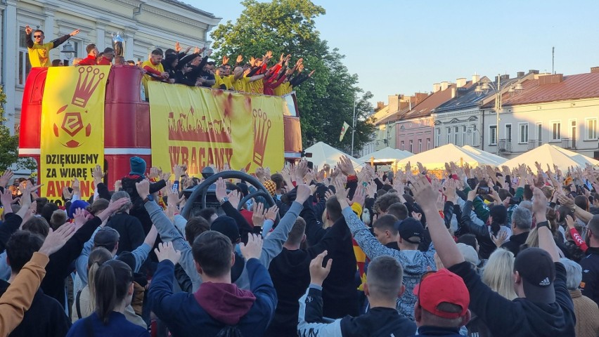 Feta z okazji awansu Korony Kielce do ekstraklasy. Niesamowita atmosfera na Rynku w Kielcach. Zobacz zdjęcia i zapis transmisji