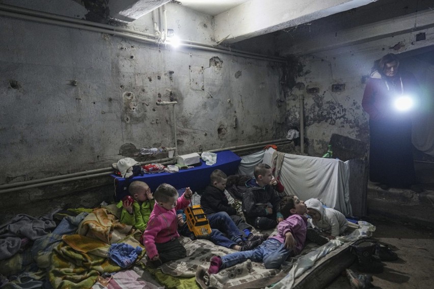 Dzieci ukryte w schronie w Mariupolu.