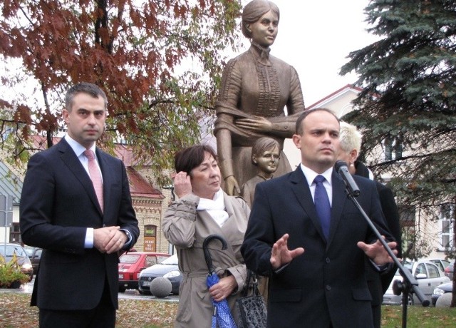 Na miejsce spotkania z dziennikarzami K. Korneluk (z prawej) i K. Gawkowski wybrali plac Konopnickiej.