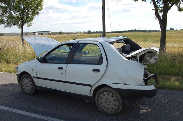 W wyniku zdarzenia zginął na miejscu 66-letni pasażer fiata. 58-letni kierowca został przetransportowany śmigłowcem ratunkowym do szpitala.