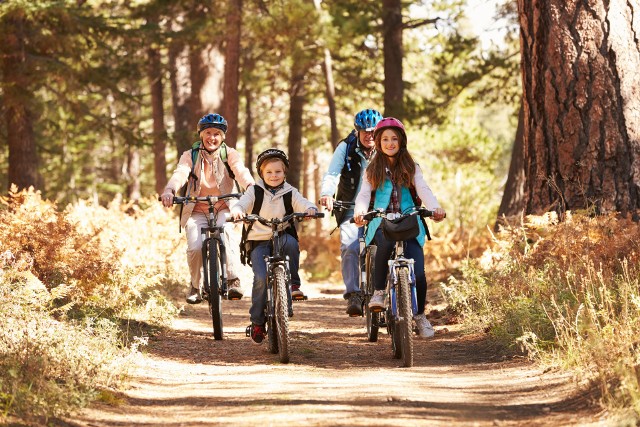 Rodzinna wycieczka rowerowa. Co warto zabrać ze sobą na wyprawę rowerową?