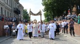 Boże Ciało 2024 w Kielcach. Biskup Jan Piotrowski odprawił mszę świętą, a po niej tłumy wzięły udział w centralnej procesji ulicami Kielc