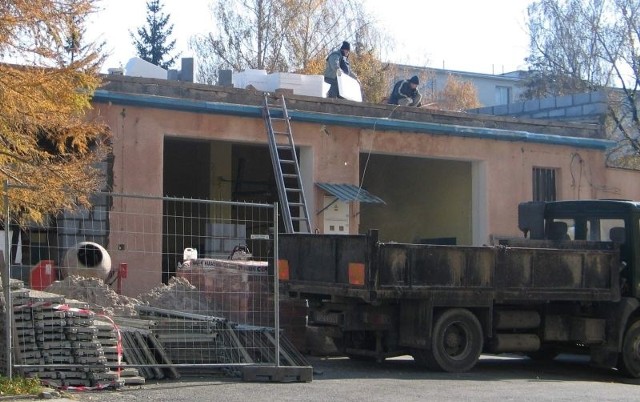Na potrzeby nowej siedziby dla straży miejskiej remontowane są pomieszczenia po byłej myjni samochodowej i warsztacie przy ulicy Mickiewicza 7.