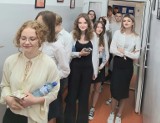 Egzamin ósmoklasisty w szkołach powiatu grójeckiego. Do języka polskiego przystąpiło wiele osób 